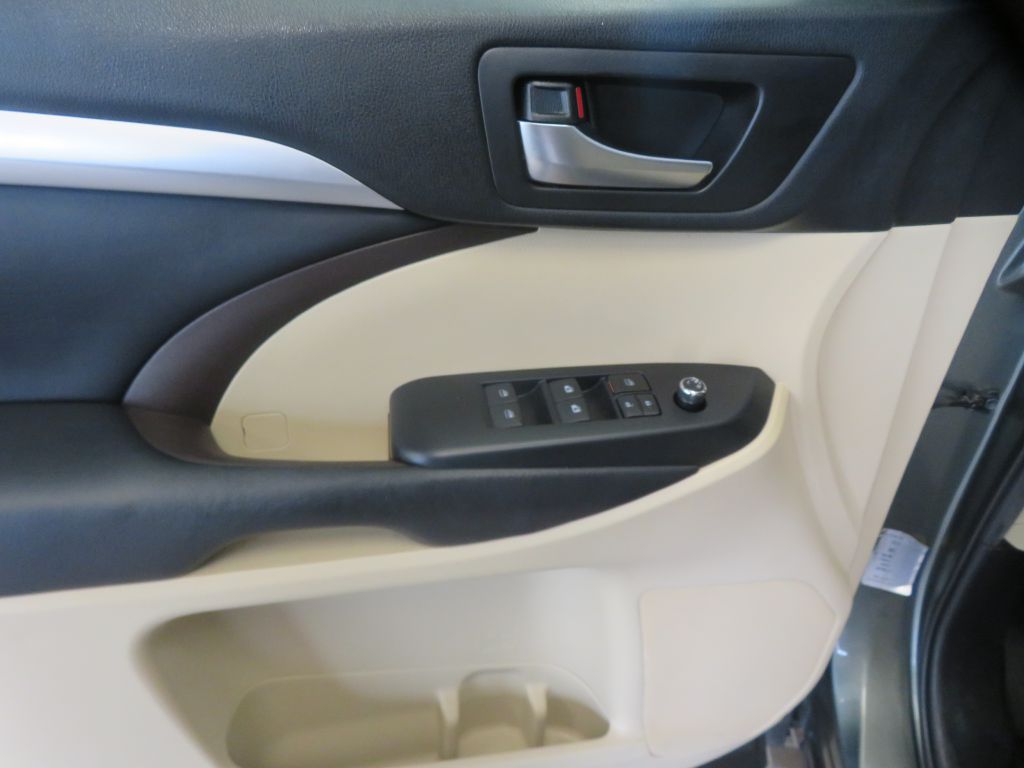 Photo 14 of this TOYOTA HIGHLANDER