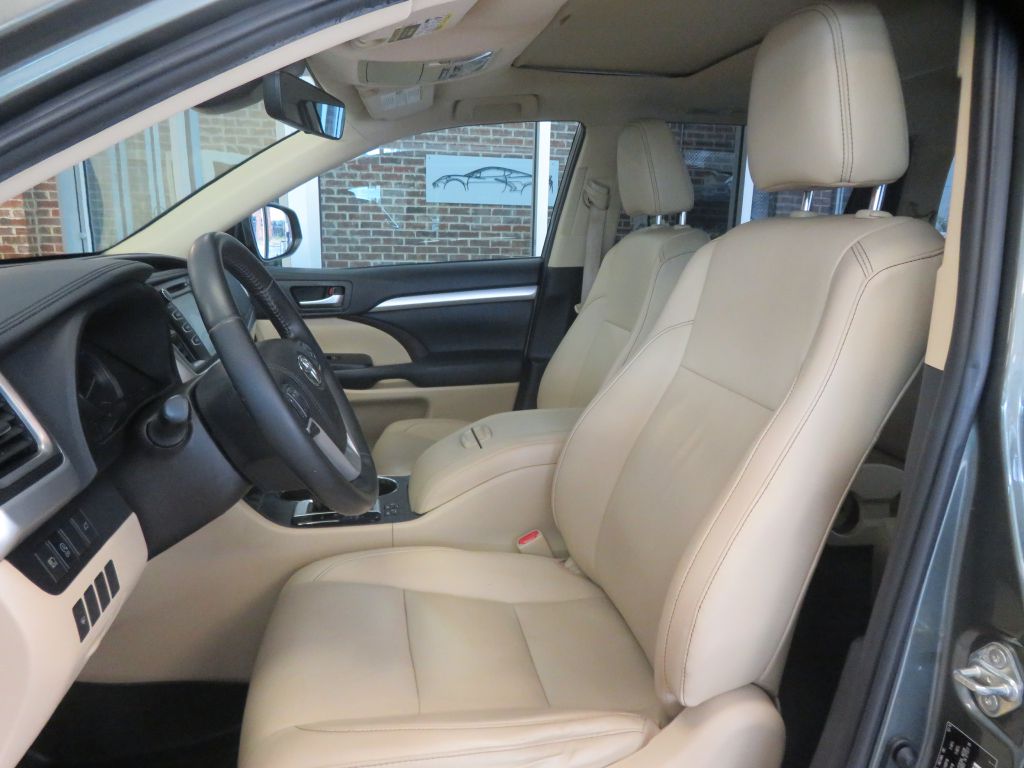 Photo 15 of this TOYOTA HIGHLANDER