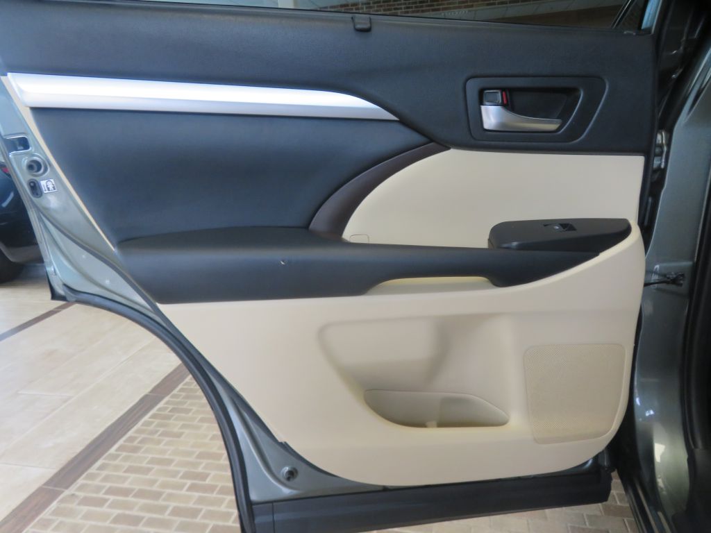 Photo 17 of this TOYOTA HIGHLANDER