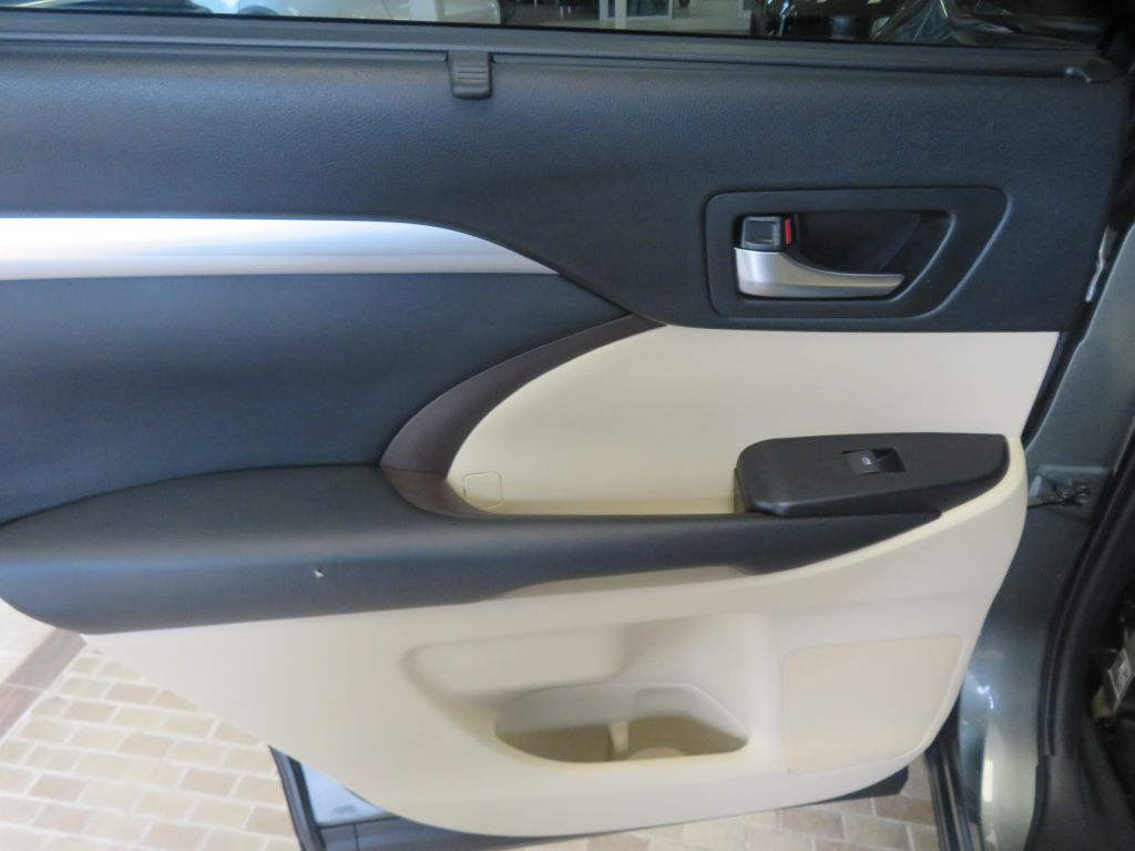 Photo 18 of this TOYOTA HIGHLANDER