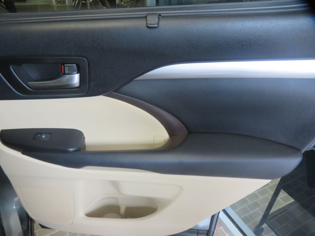 Photo 23 of this TOYOTA HIGHLANDER