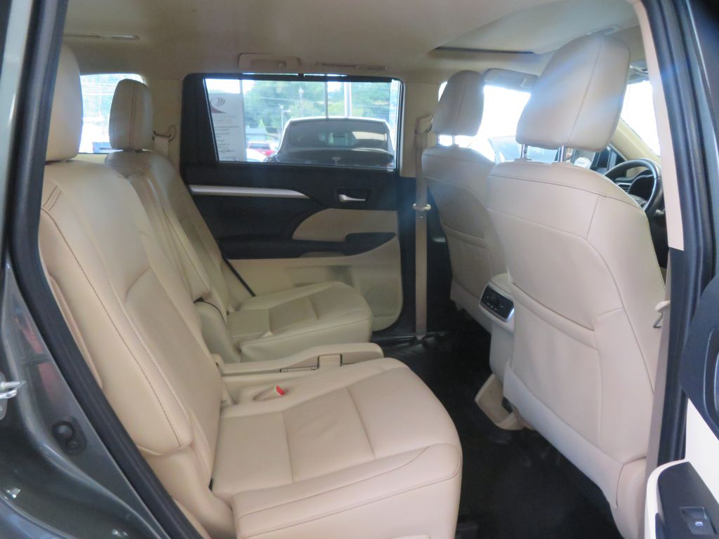 Photo 25 of this TOYOTA HIGHLANDER