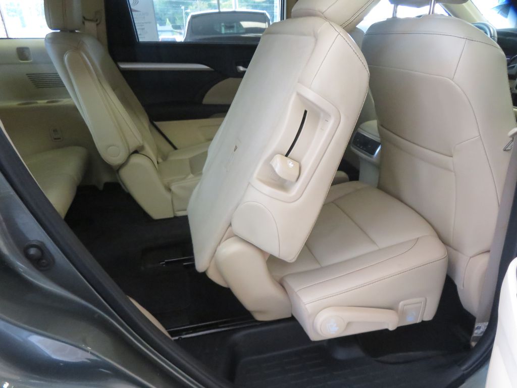 Photo 27 of this TOYOTA HIGHLANDER
