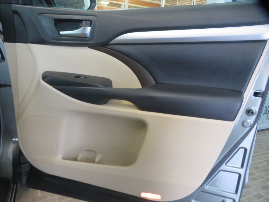 Photo 29 of this TOYOTA HIGHLANDER