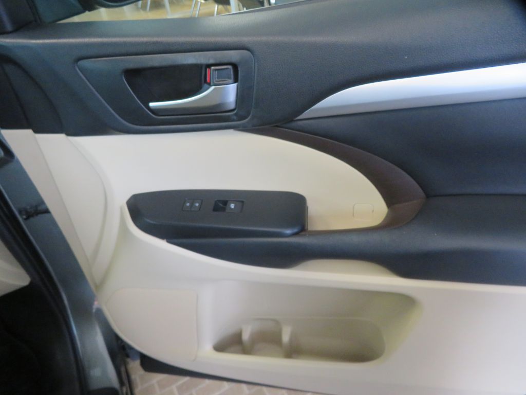 Photo 30 of this TOYOTA HIGHLANDER