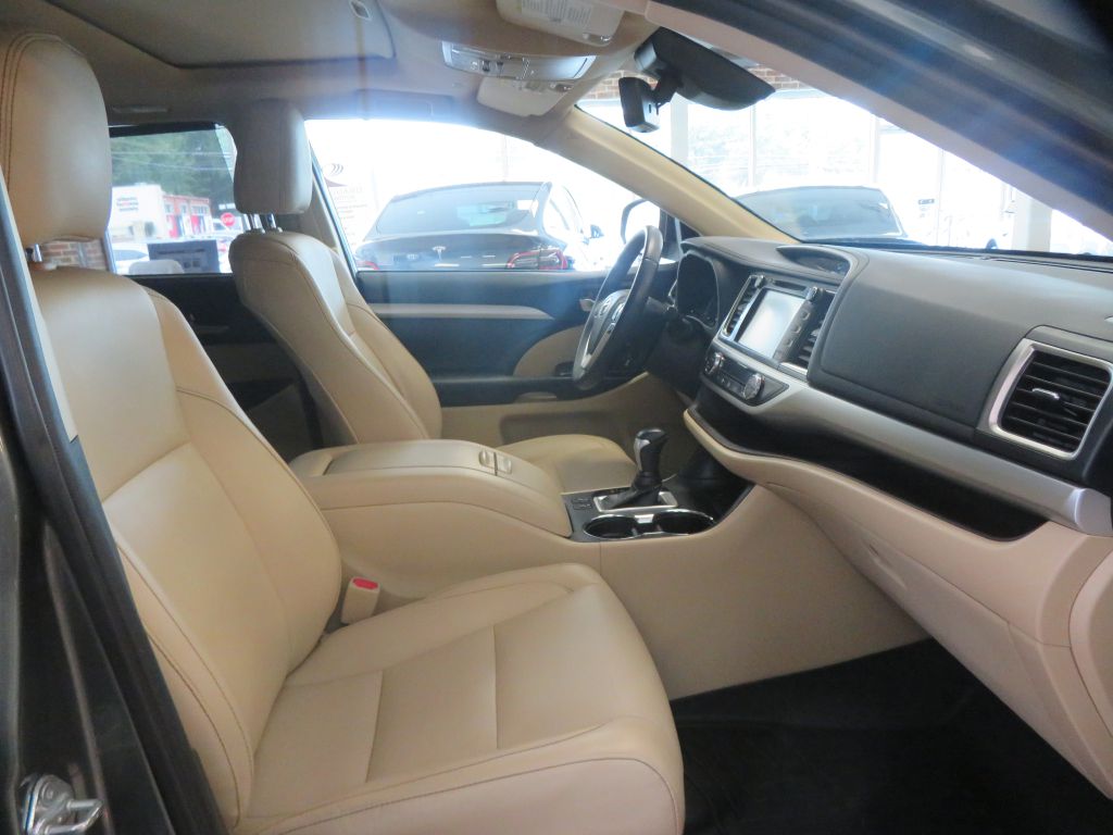 Photo 31 of this TOYOTA HIGHLANDER