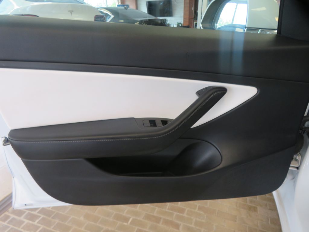 Photo 13 of this TESLA MODEL 3