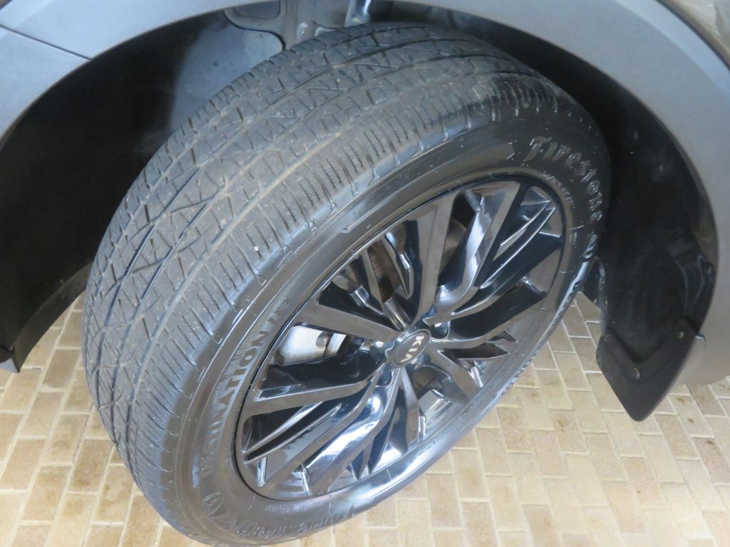 Photo 11 of this KIA TELLURIDE