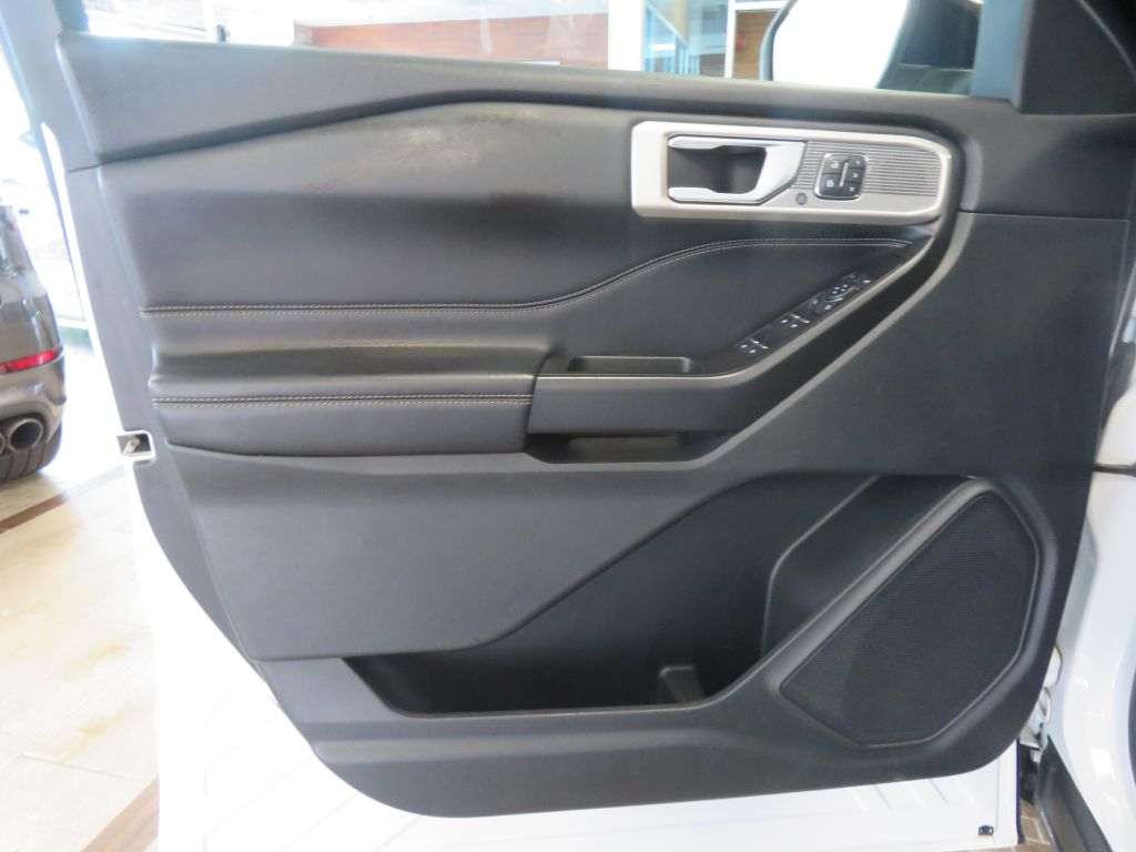 Photo 11 of this FORD EXPLORER LTD