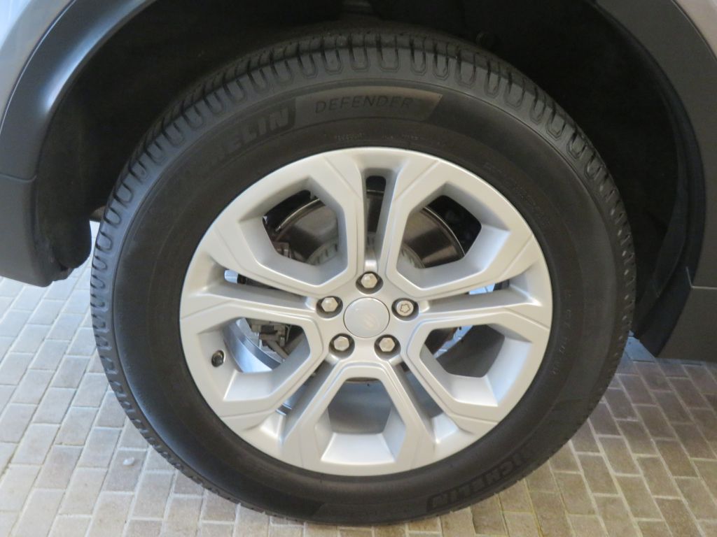 Photo 9 of this LAND ROVER DISCOVERY SPORT