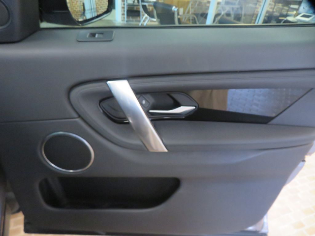 Photo 24 of this LAND ROVER DISCOVERY SPORT