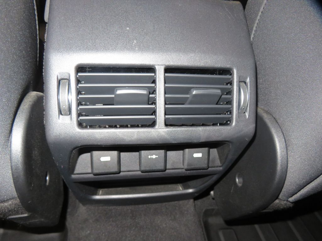 Photo 46 of this LAND ROVER DISCOVERY SPORT