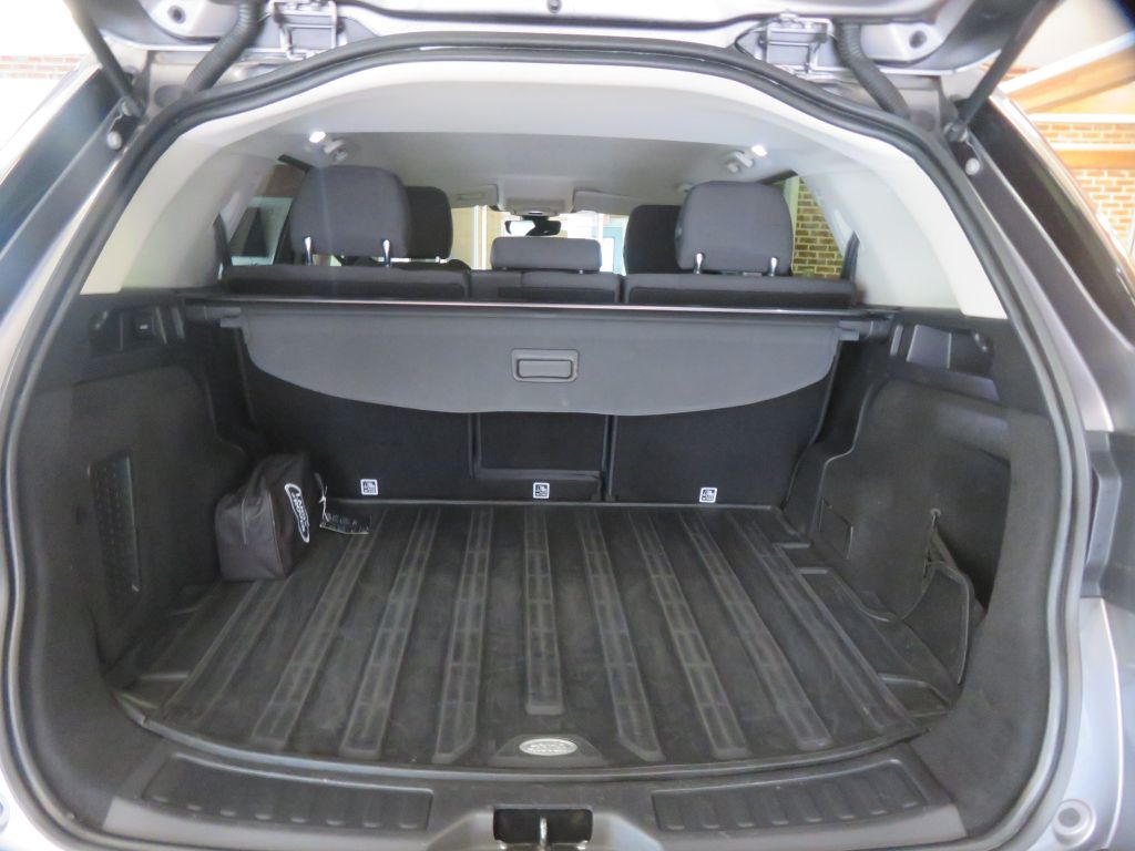 Photo 48 of this LAND ROVER DISCOVERY SPORT