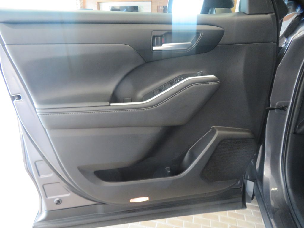 Photo 14 of this TOYOTA HIGHLANDER