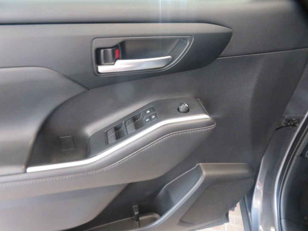 Photo 15 of this TOYOTA HIGHLANDER