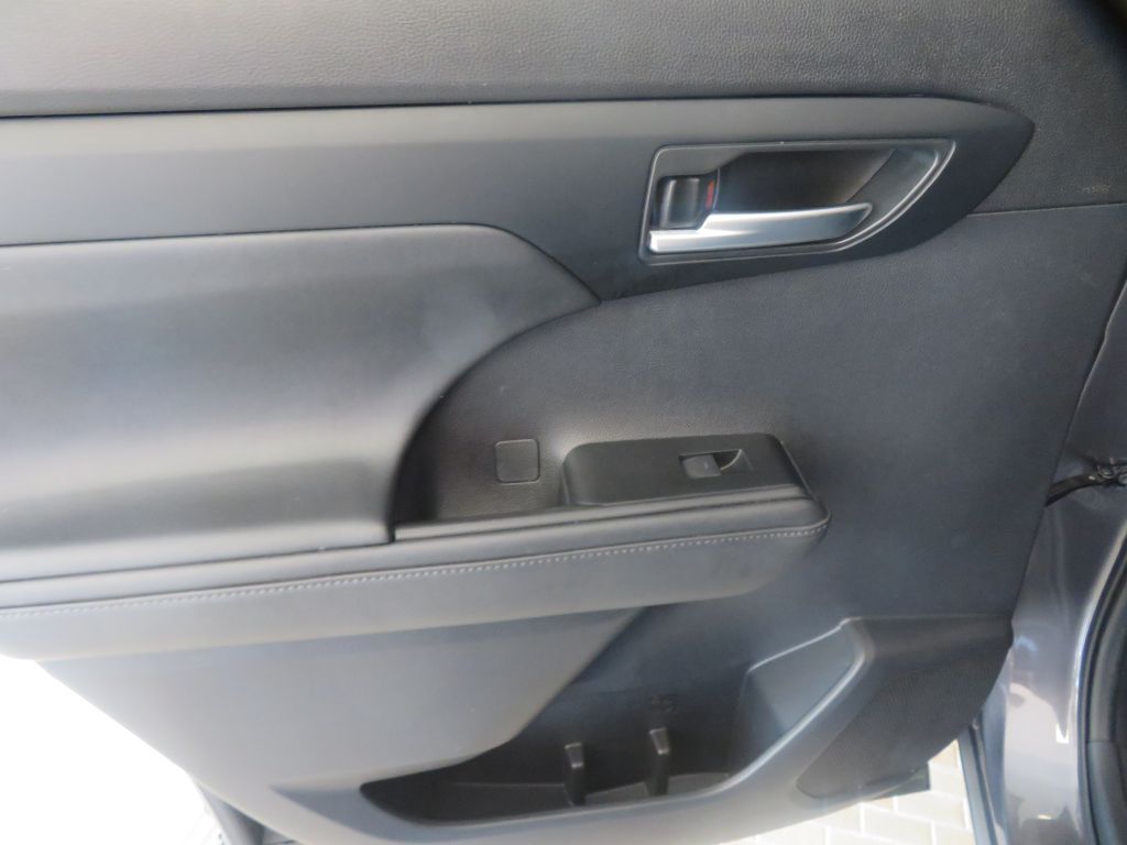 Photo 19 of this TOYOTA HIGHLANDER
