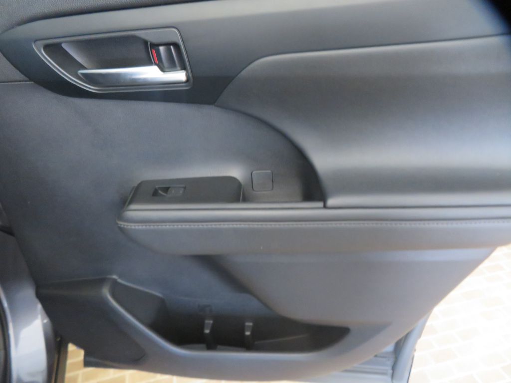 Photo 24 of this TOYOTA HIGHLANDER