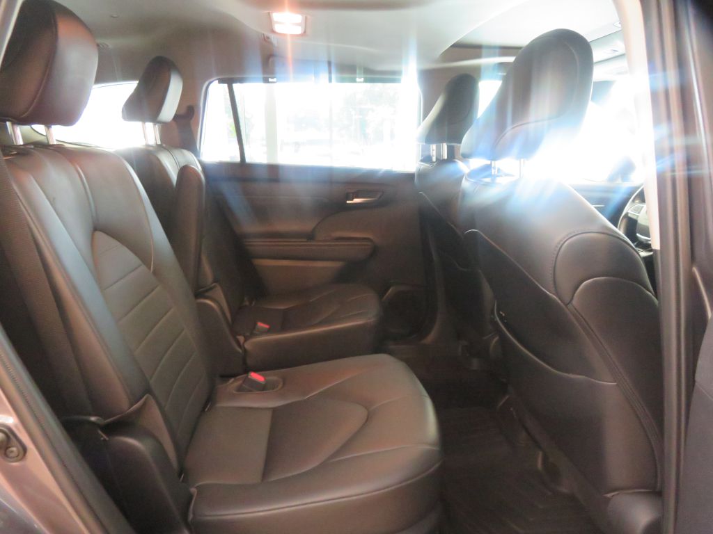 Photo 25 of this TOYOTA HIGHLANDER