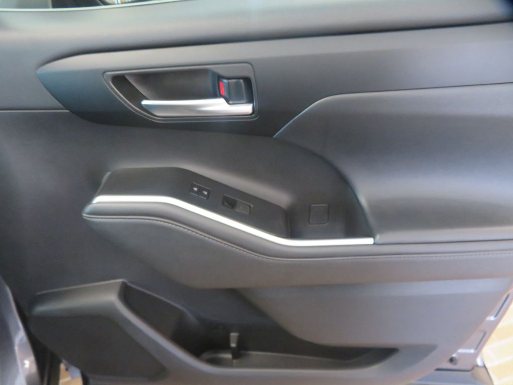 Photo 29 of this TOYOTA HIGHLANDER