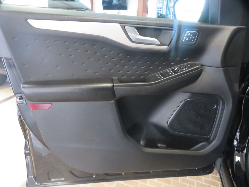 Photo 13 of this FORD ESCAPE