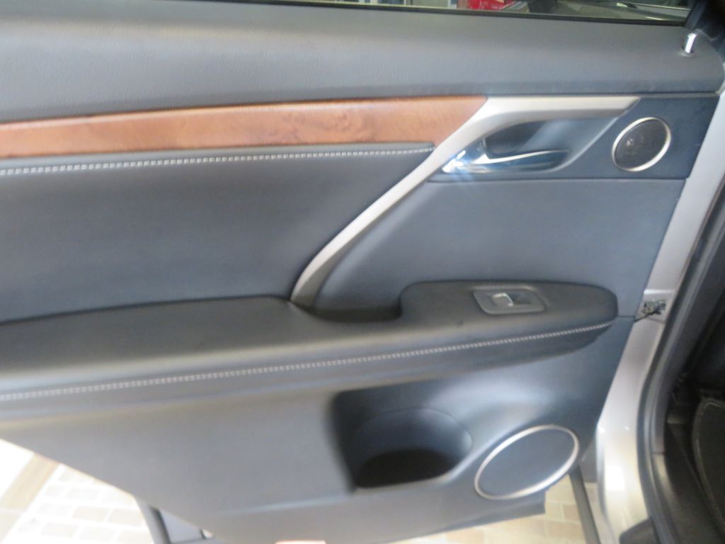 Photo 18 of this LEXUS RX L