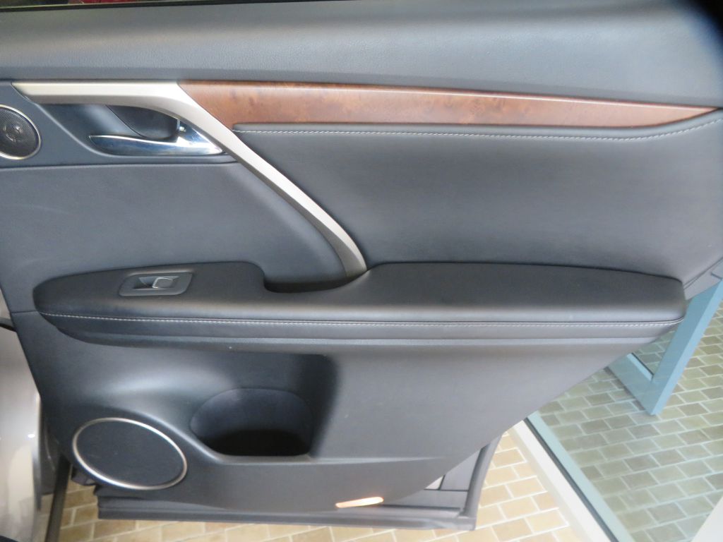 Photo 21 of this LEXUS RX L