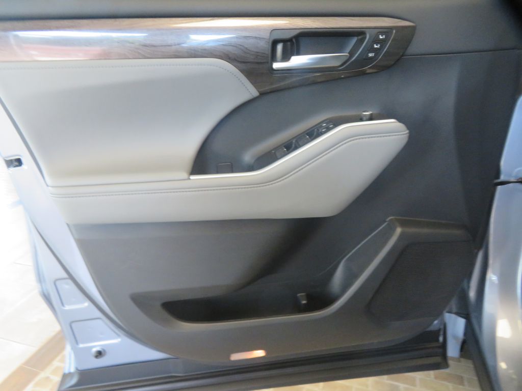 Photo 13 of this TOYOTA HIGHLANDER