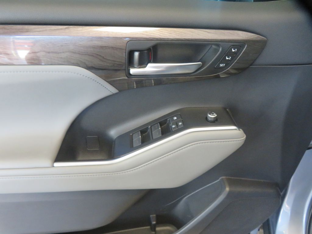 Photo 14 of this TOYOTA HIGHLANDER