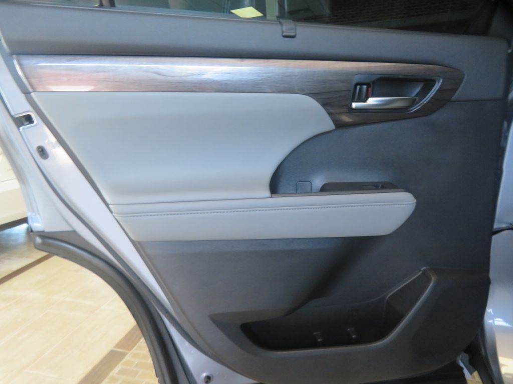 Photo 18 of this TOYOTA HIGHLANDER