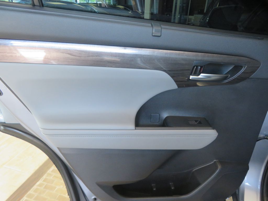 Photo 19 of this TOYOTA HIGHLANDER