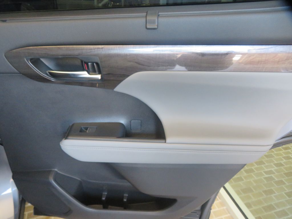 Photo 24 of this TOYOTA HIGHLANDER