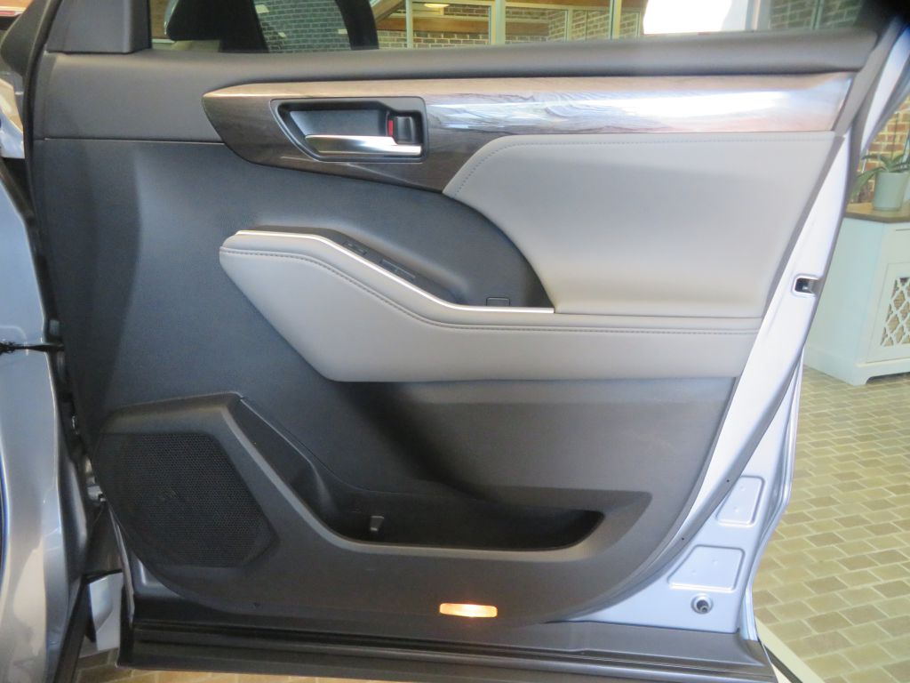 Photo 30 of this TOYOTA HIGHLANDER