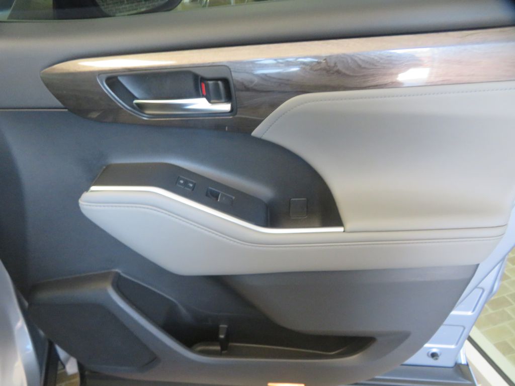 Photo 31 of this TOYOTA HIGHLANDER