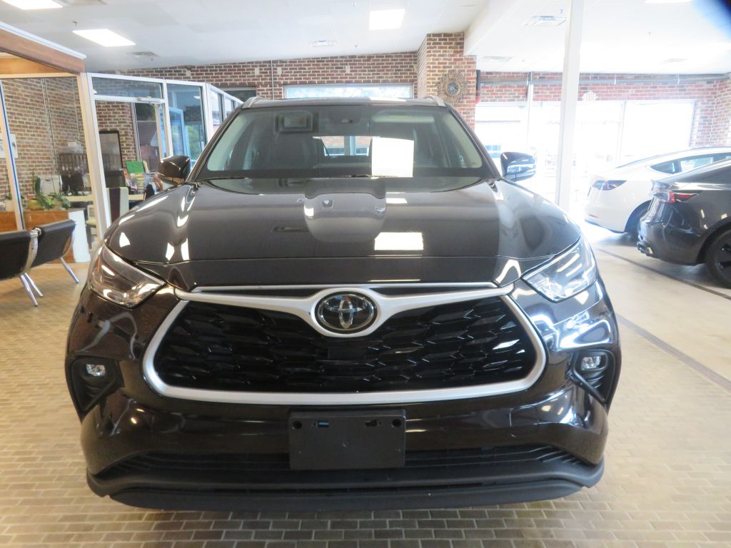 Photo 2 of this TOYOTA HIGHLANDER AWD