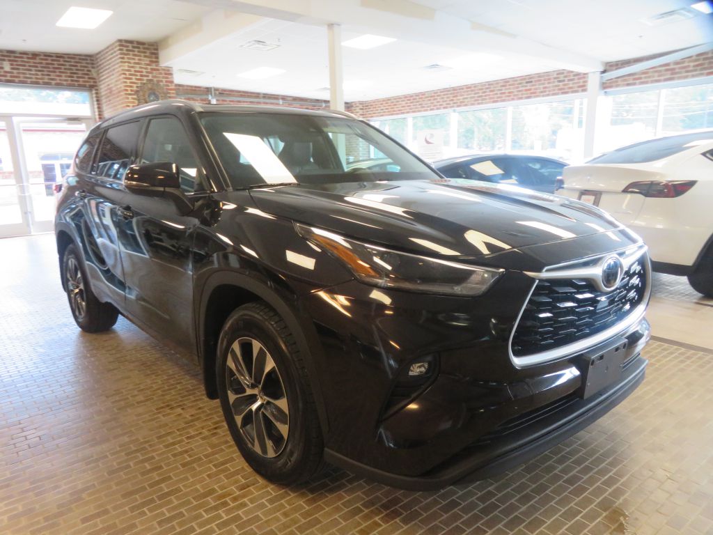 Photo 3 of this TOYOTA HIGHLANDER AWD