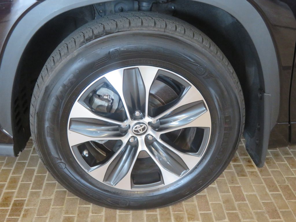Photo 7 of this TOYOTA HIGHLANDER AWD