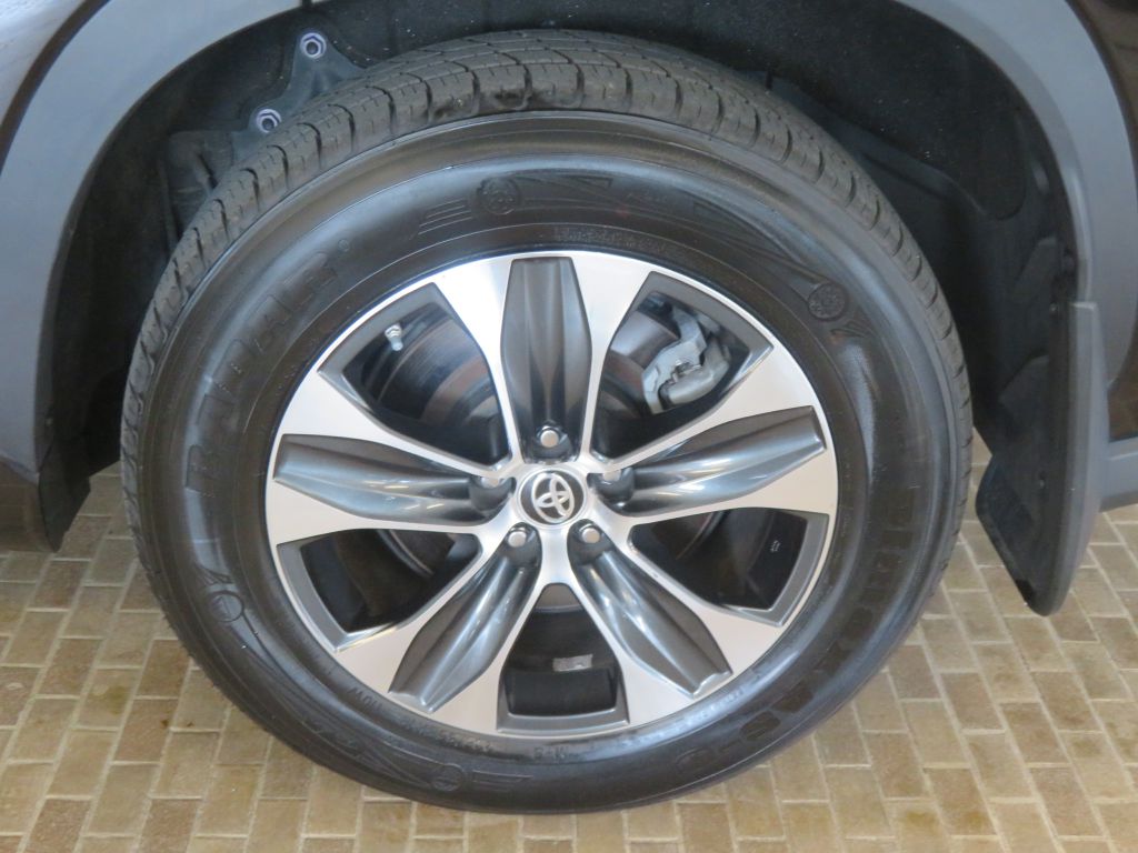 Photo 8 of this TOYOTA HIGHLANDER AWD