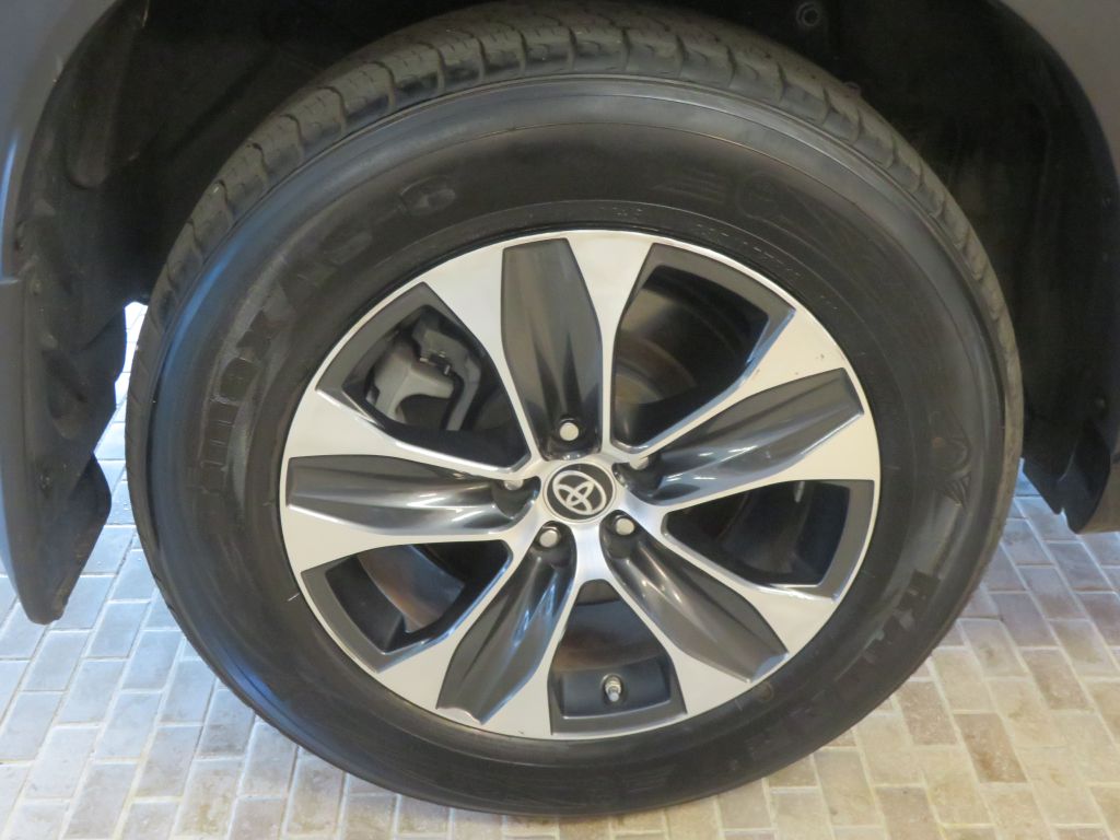 Photo 9 of this TOYOTA HIGHLANDER AWD
