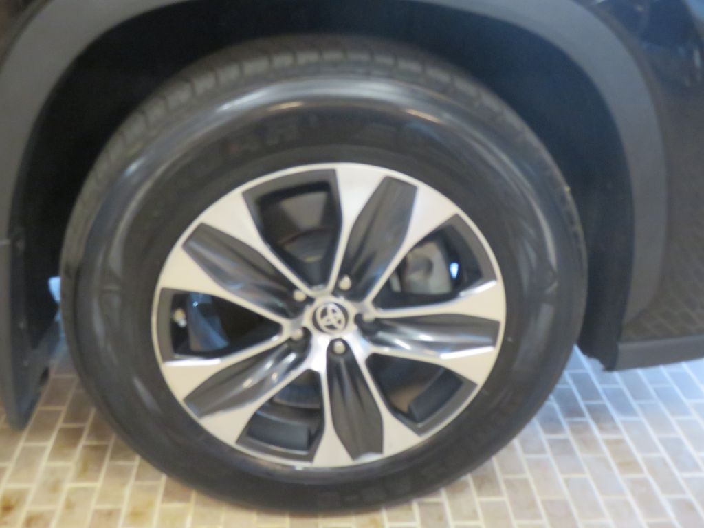 Photo 10 of this TOYOTA HIGHLANDER AWD