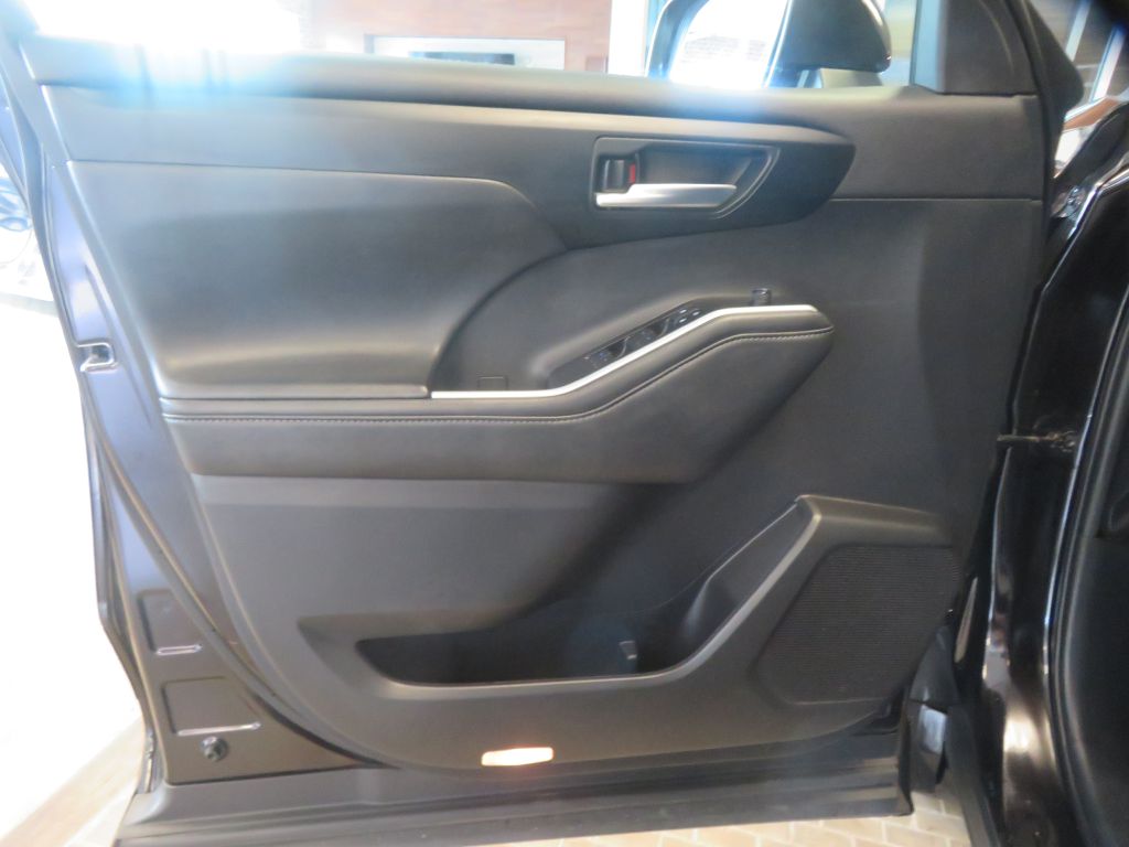 Photo 13 of this TOYOTA HIGHLANDER AWD