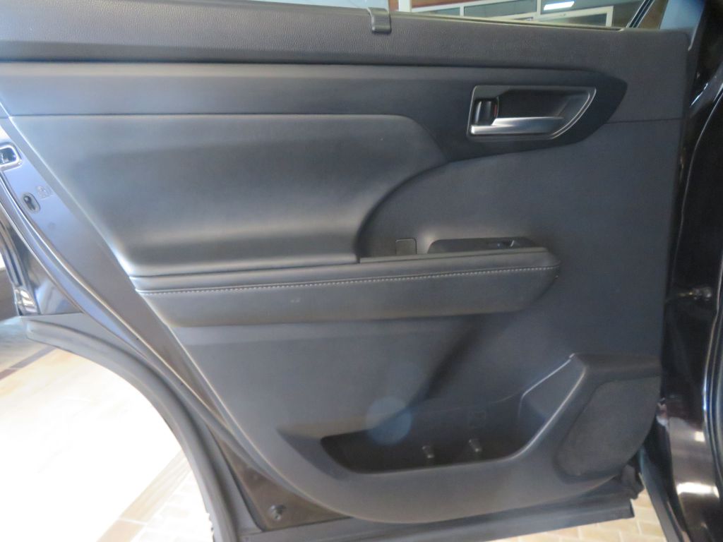 Photo 17 of this TOYOTA HIGHLANDER AWD