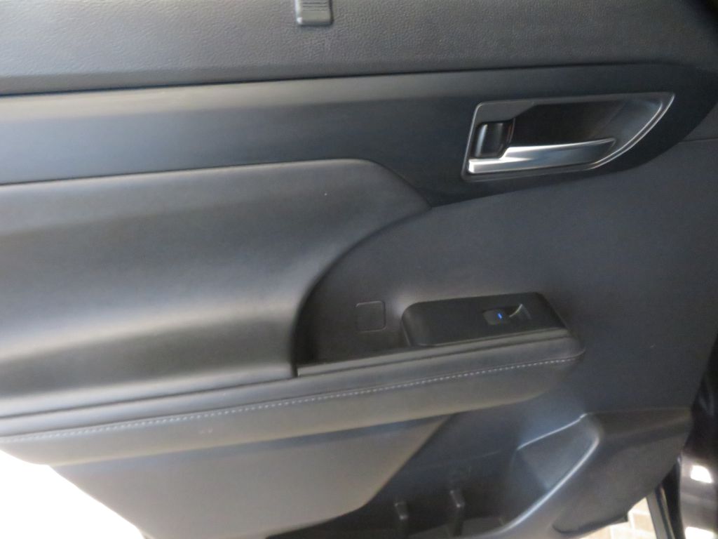 Photo 18 of this TOYOTA HIGHLANDER AWD