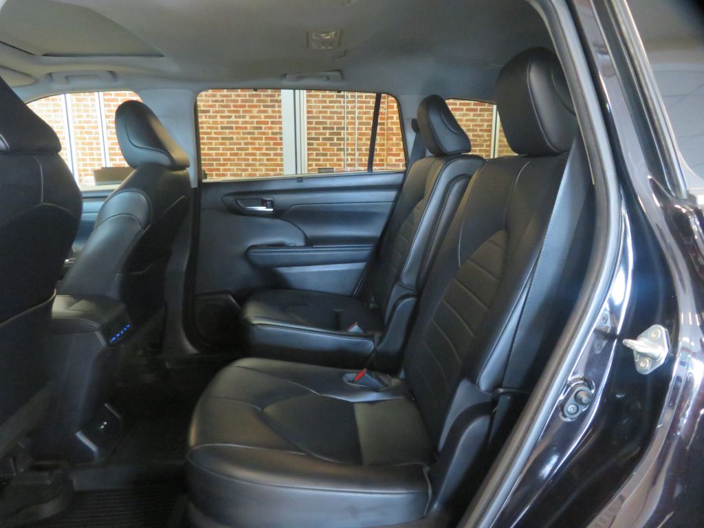 Photo 20 of this TOYOTA HIGHLANDER AWD