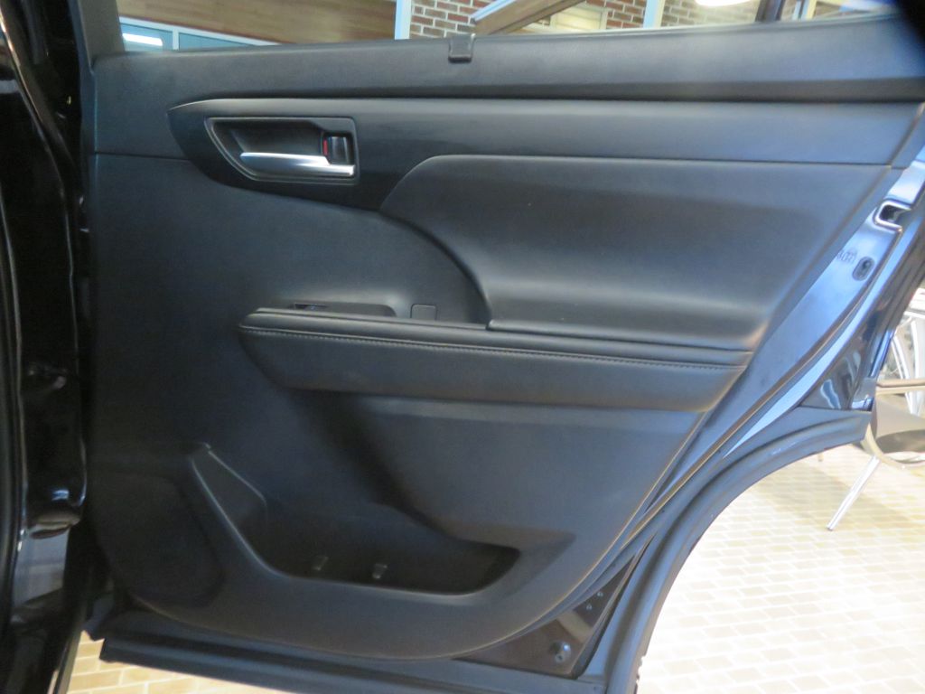 Photo 23 of this TOYOTA HIGHLANDER AWD