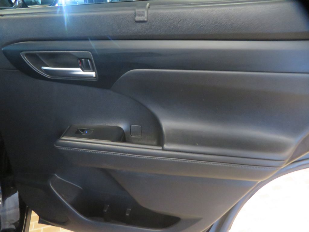 Photo 24 of this TOYOTA HIGHLANDER AWD