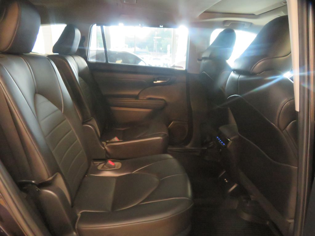 Photo 26 of this TOYOTA HIGHLANDER AWD