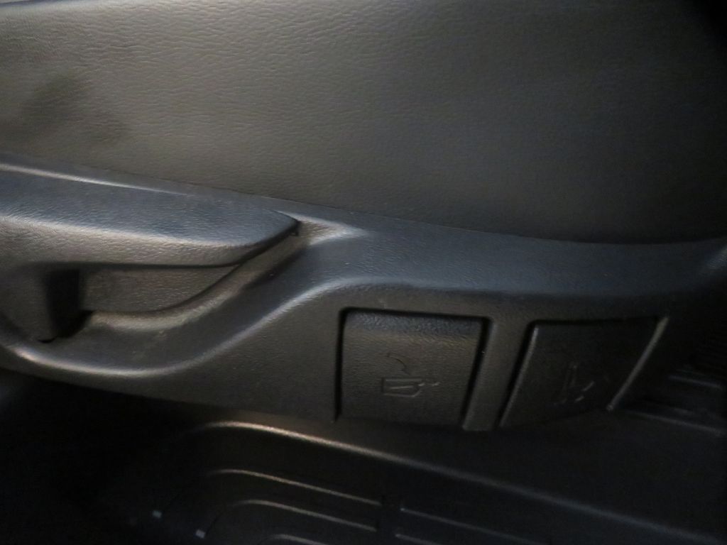 Photo 27 of this TOYOTA HIGHLANDER AWD