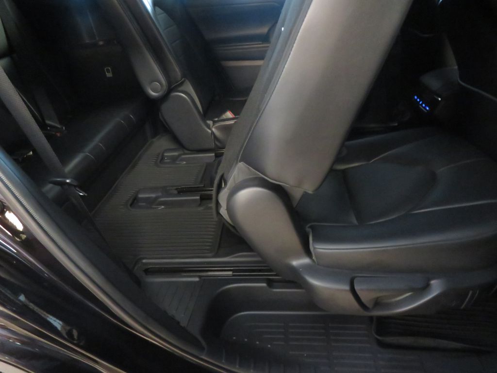 Photo 28 of this TOYOTA HIGHLANDER AWD