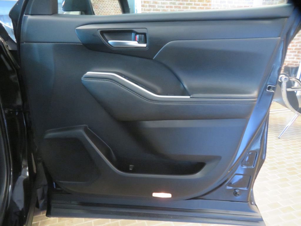 Photo 30 of this TOYOTA HIGHLANDER AWD