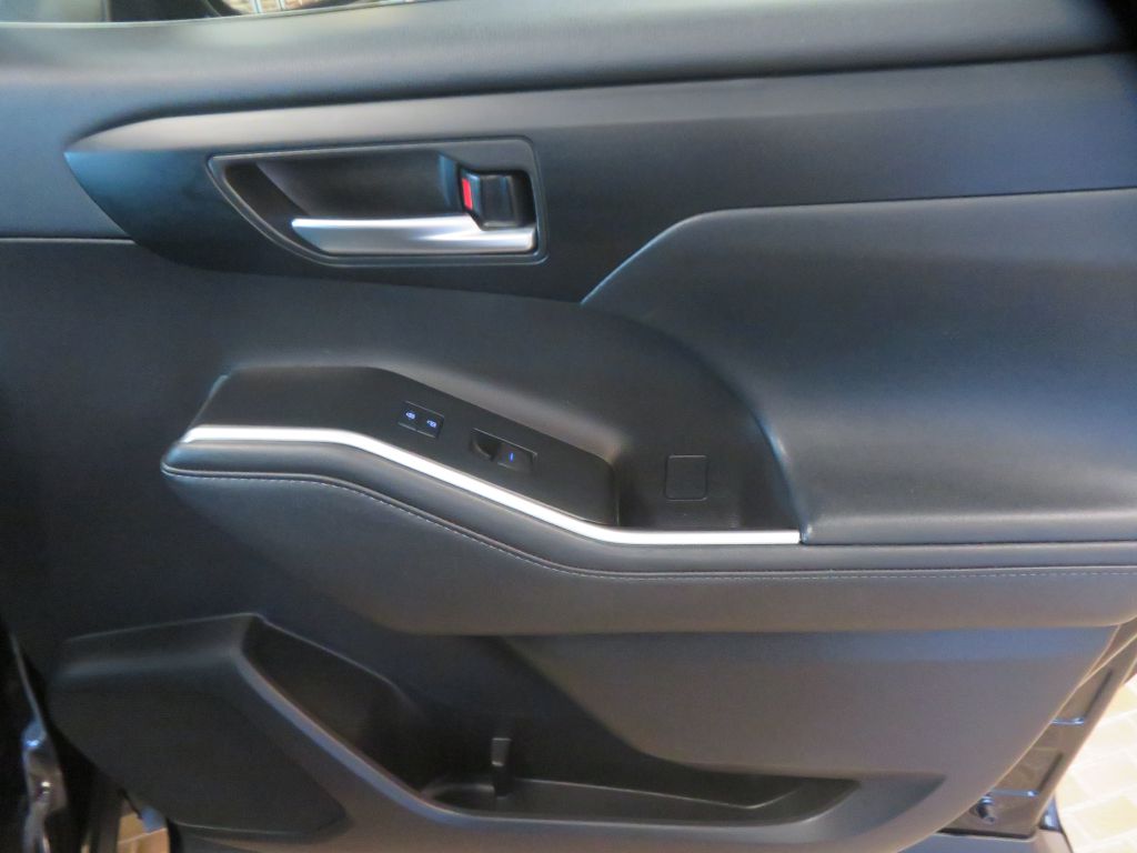 Photo 31 of this TOYOTA HIGHLANDER AWD